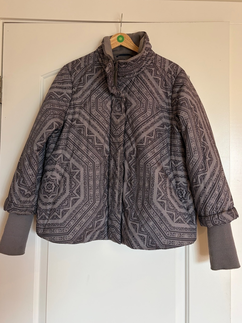 prAna lightweight puffy swing jacket. Size M. GUC condition. Grey and black.